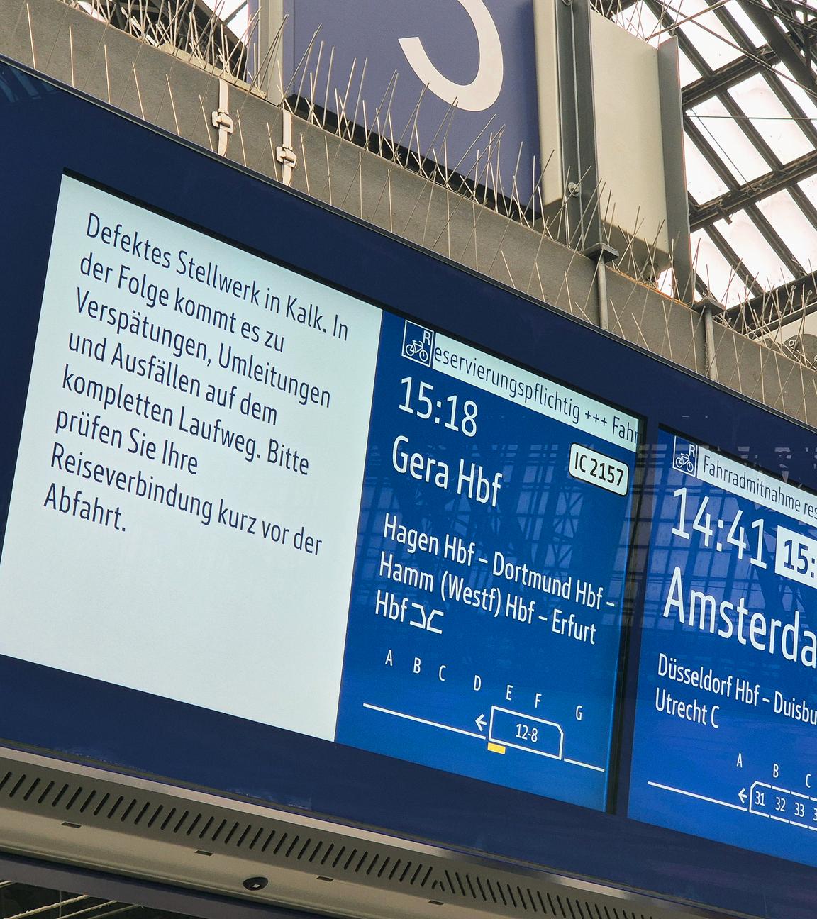 Eine Anzeigetafel im Hauptbahnhof Köln weist auf eine Stellwerksstörung hin.