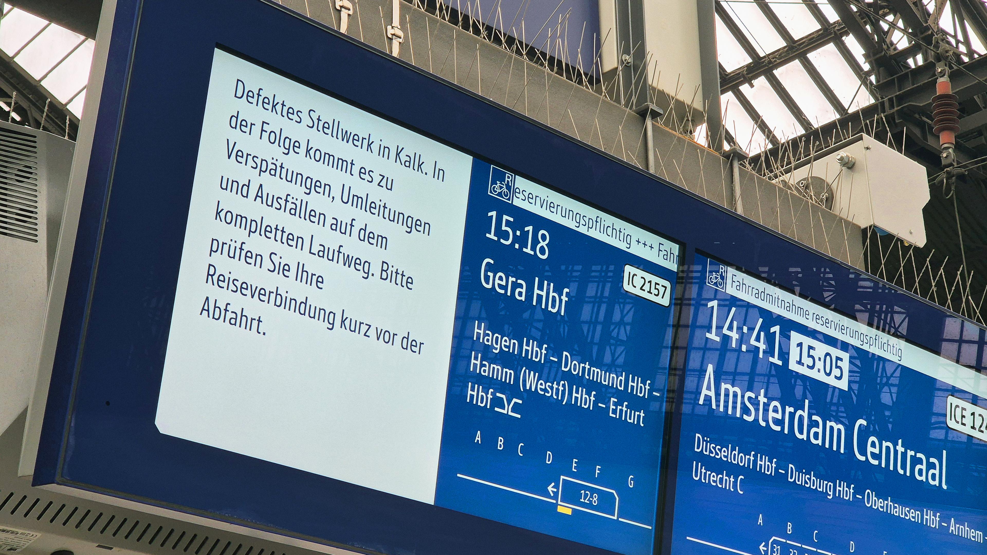Eine Anzeigetafel im Hauptbahnhof Köln weist auf eine Stellwerksstörung hin.