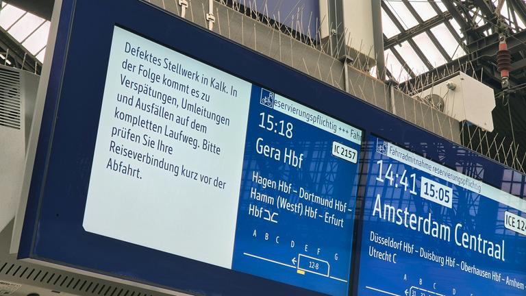 Eine Anzeigetafel im Hauptbahnhof Köln weist auf eine Stellwerksstörung hin.