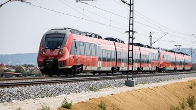 Eine S-Bahn fährt auf dem Pöllinger Damm der sanierten Bahnstrecke Nürnberg-Regensburg.
