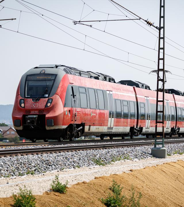 Eine S-Bahn fährt auf dem Pöllinger Damm der sanierten Bahnstrecke Nürnberg-Regensburg.