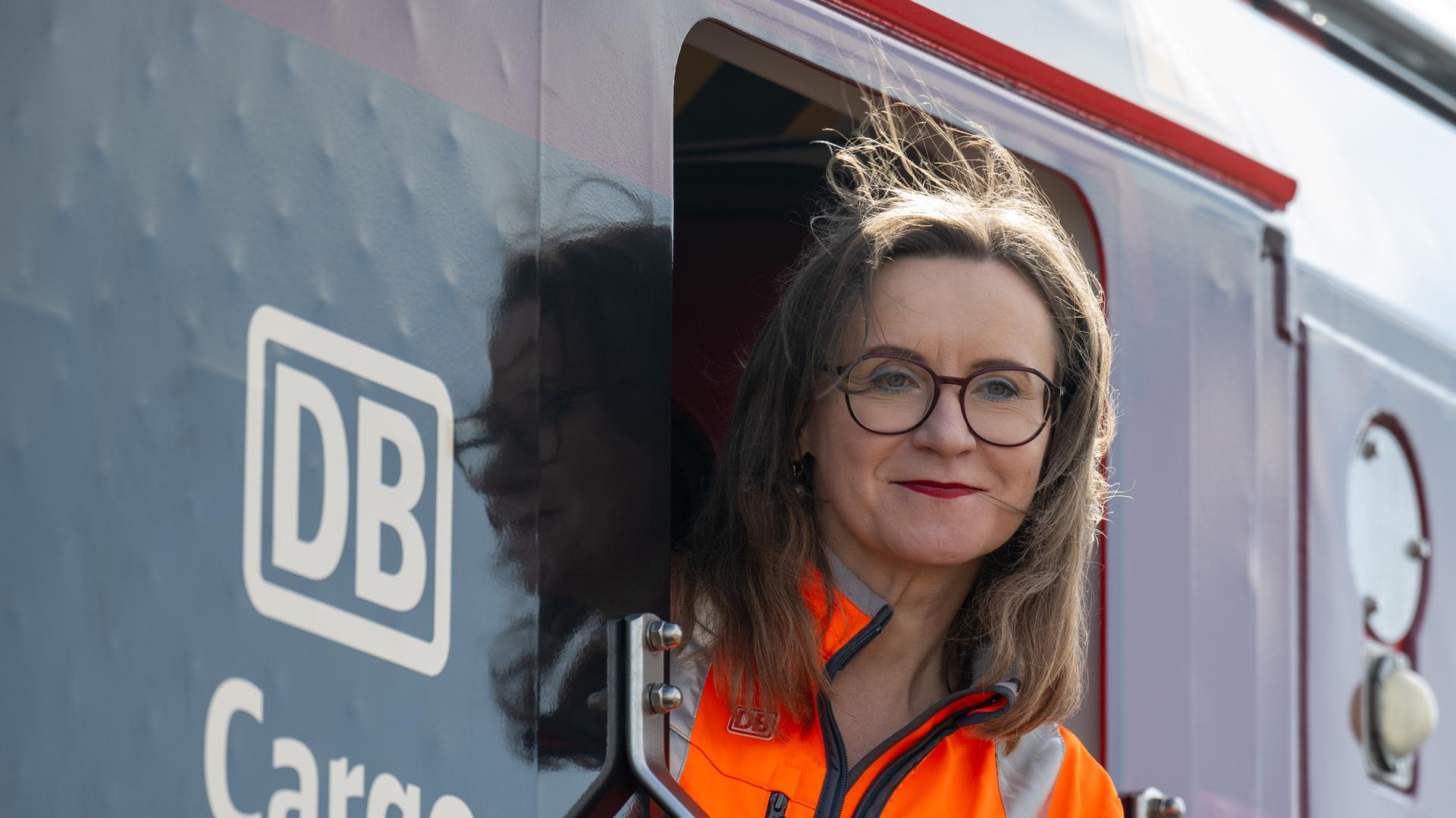 Archiv: Sigrid Nikutta, Vorstandsvorsitzende DB Cargo, steigt auf dem Gelände des Güterbahnhofs aus einer neuartigen Hybrid-Lok. 