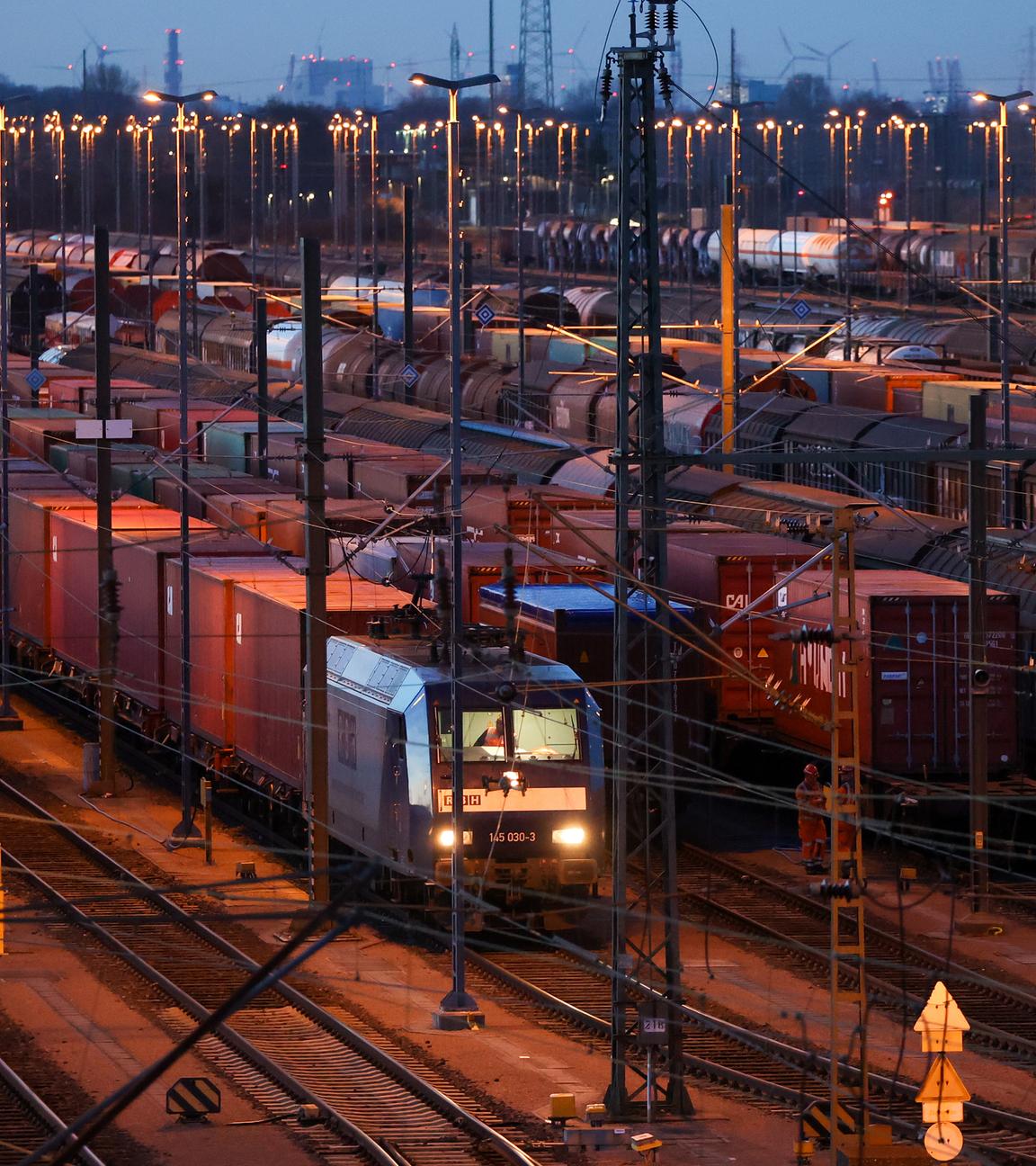 Niedersachsen, Maschen: Güterzüge stehen auf dem Gelände des Rangierbahnhofs Maschen.