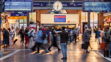 Zum ersten Mal seit sieben Jahren schreibt die Deutsche Bahn schwarze Zahlen und verzeichnet einen Geinn im dreistelligen Millionenbereich.