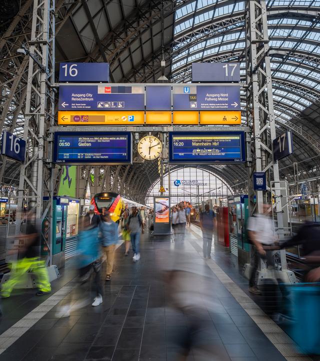 Zum ersten Mal seit sieben Jahren schreibt die Deutsche Bahn schwarze Zahlen und verzeichnet einen Geinn im dreistelligen Millionenbereich.