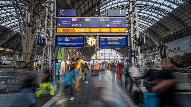 Zum ersten Mal seit sieben Jahren schreibt die Deutsche Bahn schwarze Zahlen und verzeichnet einen Geinn im dreistelligen Millionenbereich.