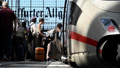 Steigenge Fahrgäste am Frankfurter Hauptbahnhof in Frankfurt am Main.