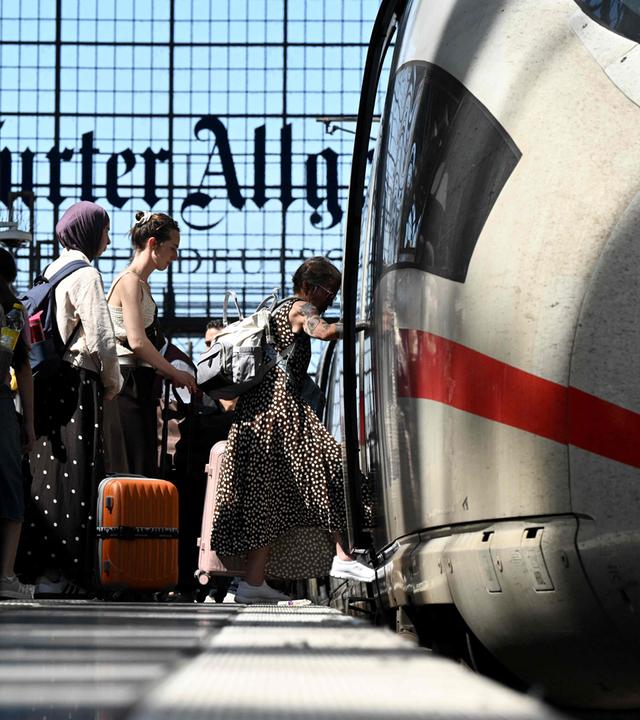 Steigenge Fahrgäste am Frankfurter Hauptbahnhof in Frankfurt am Main.