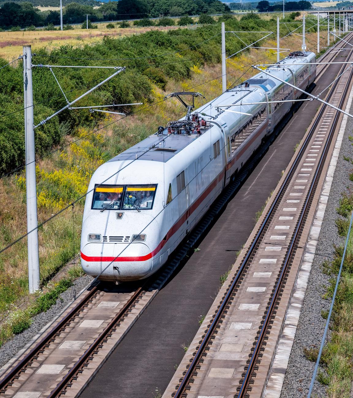 Thüringen, Am Ettersberg: Die Deutsche Bahn testet gemeinsam mit Siemens Mobility den neuen Hochgeschwindigkeitszug "Velaro Novo" auf der Strecke zwischen Erfurt und Leipzig/Halle.