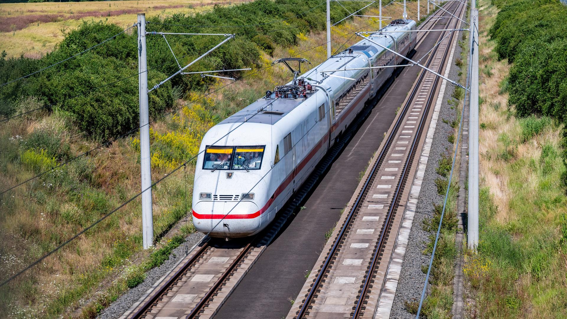 Thüringen, Am Ettersberg: Die Deutsche Bahn testet gemeinsam mit Siemens Mobility den neuen Hochgeschwindigkeitszug "Velaro Novo" auf der Strecke zwischen Erfurt und Leipzig/Halle.