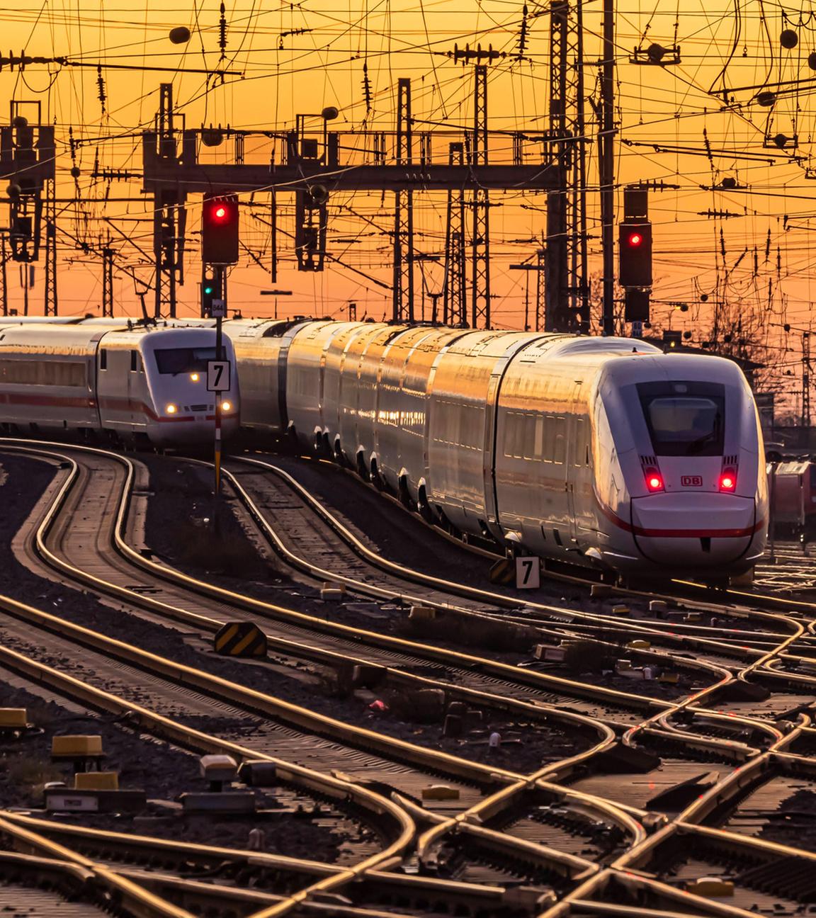 Ein ICE der deutschen Bahn fährt in den Frankfurter Hauptbahnhof ein.