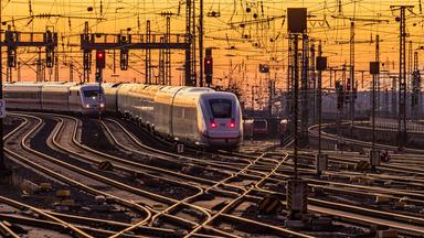 Ein ICE der deutschen Bahn fährt in den Frankfurter Hauptbahnhof ein. (Archiv)