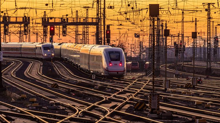 Ein ICE der deutschen Bahn fährt in den Frankfurter Hauptbahnhof ein.