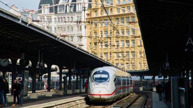 Ein ICE-Zug der Deutschen Bahn am Gare de l’Est, dem Ostbahnhof in Paris, am 16.02.2022.