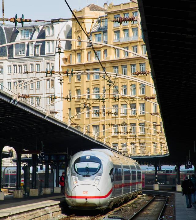Ein ICE-Zug der Deutschen Bahn am Gare de l’Est, dem Ostbahnhof in Paris, am 16.02.2022.