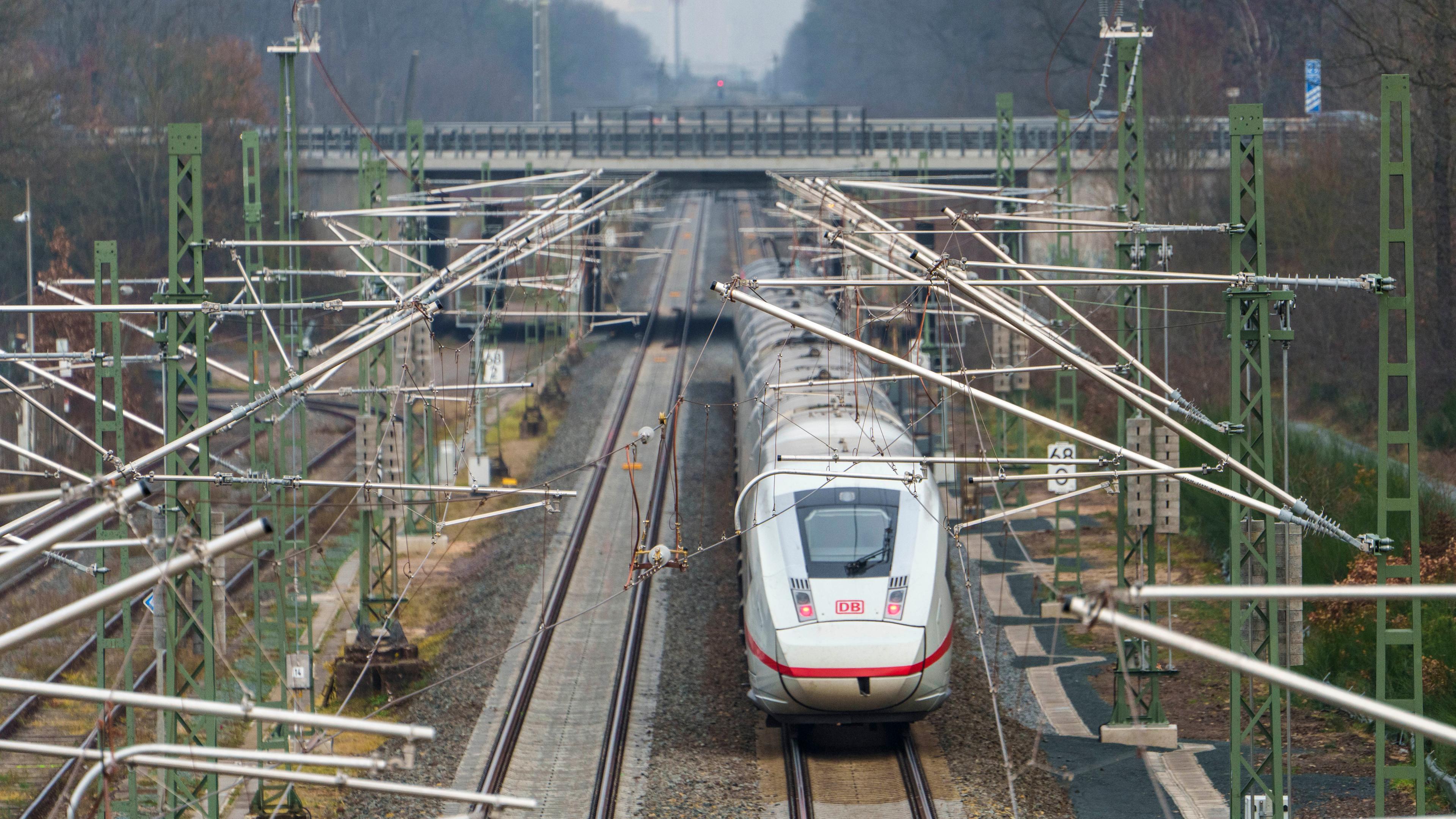 Ein ICE rollt auf der Riedbahnstrecke Richtung Frankfurt. 