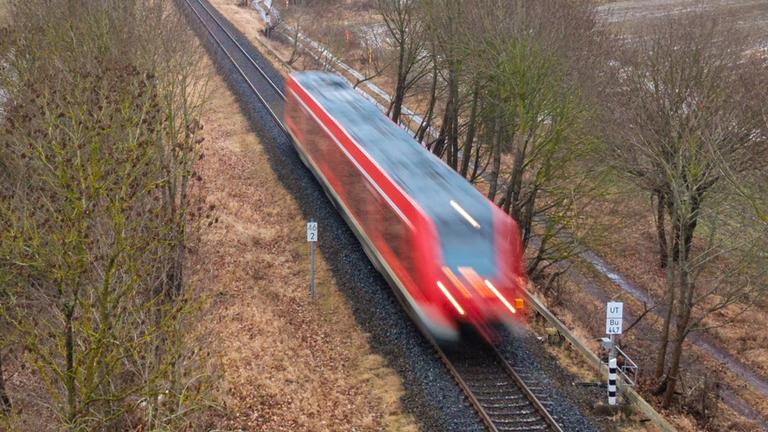 Eine Regionalbahn der Linie RE4 fährt von Pasewalk Richtung Strasburg. (Archiv)