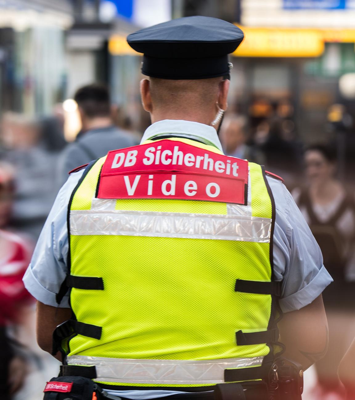 Mitarbeiter der DB-Sicherheit stehen im Hauptbahnhof Frankfurt. Ein Mitarbeiter trägt auf dem Rücken den Hinweis „DB Sicherheit Video“.