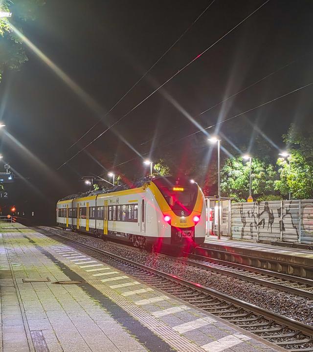 Ein Zug steht nach einem Notfall am Bahnof in Ettlingen-Bruchhausen. Kurz vor dem Bahnhof ist ein Sicherheitsmitarbeiter der Deutschen Bahn bei einer gewaltsamen Auseinandersetzung aus einem fahrenden Zug gestürzt und lebensgefährlich verletzt worden.