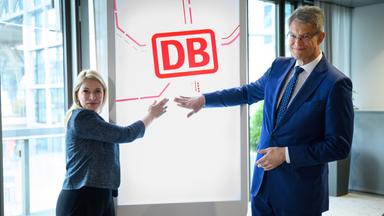 Patrick Schnieder (r, CDU), Bundesminister für Verkehr, und Evelyn Palla, Vorstandsvorsitzende der Deutschen Bahn AG, stellen bei einer Pressekonferenz das Sofortprogramm Bessere Kundenkommunikation der Deutschen Bahn vor.
