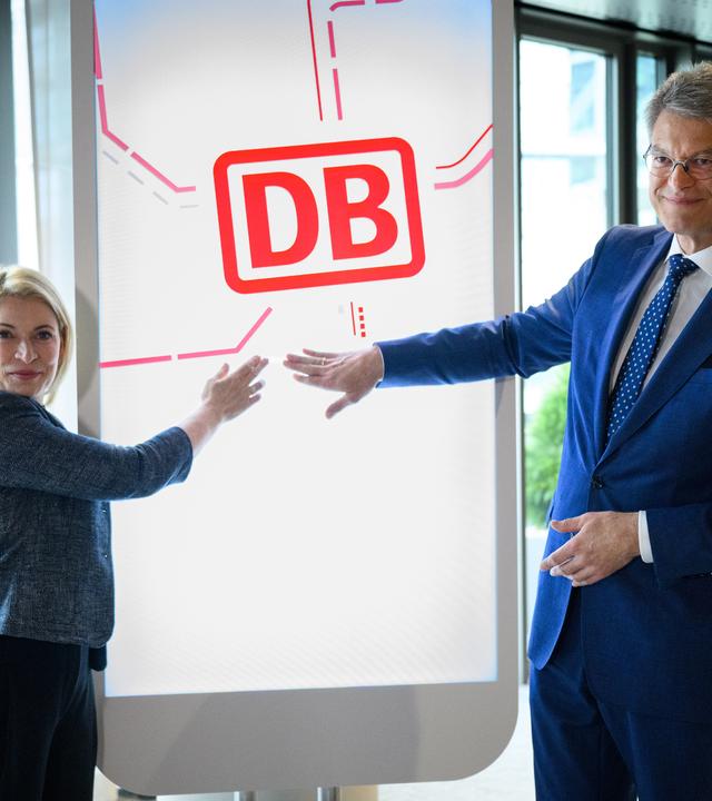 Patrick Schnieder (r, CDU), Bundesminister für Verkehr, und Evelyn Palla, Vorstandsvorsitzende der Deutschen Bahn AG, stellen bei einer Pressekonferenz das Sofortprogramm Bessere Kundenkommunikation der Deutschen Bahn vor.