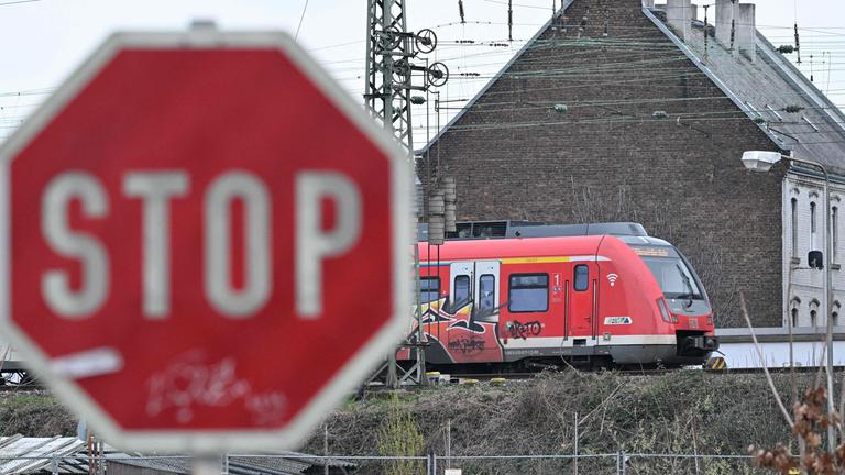 Stoppschild vor einer Regionalbahn der DB
