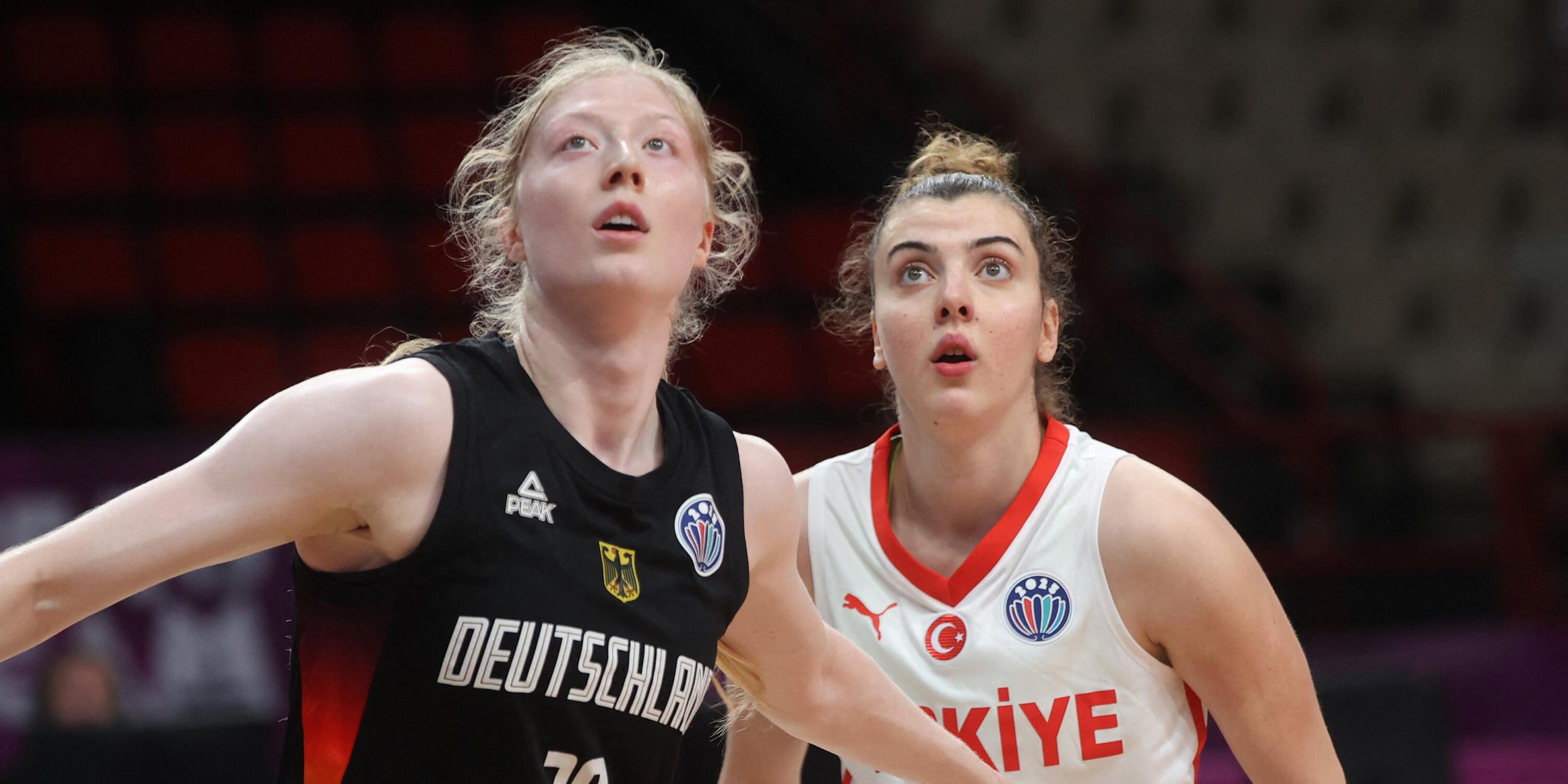 Deutschlands Frieda Buhner (l.) im Duell mit Elif Bayram aus der Türkei