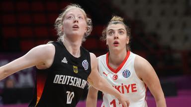 Deutschlands Frieda Buhner (l.) im Duell mit Elif Bayram aus der Türkei