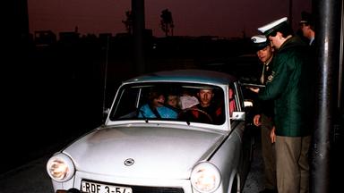 Ein Auto mit DDR-Flüchtlingen wird von Grenzpolizisten in Suben kontrolliert.