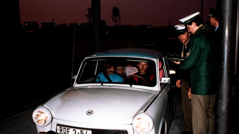 Ein Auto mit DDR-Flüchtlingen wird von Grenzpolizisten in Suben kontrolliert.