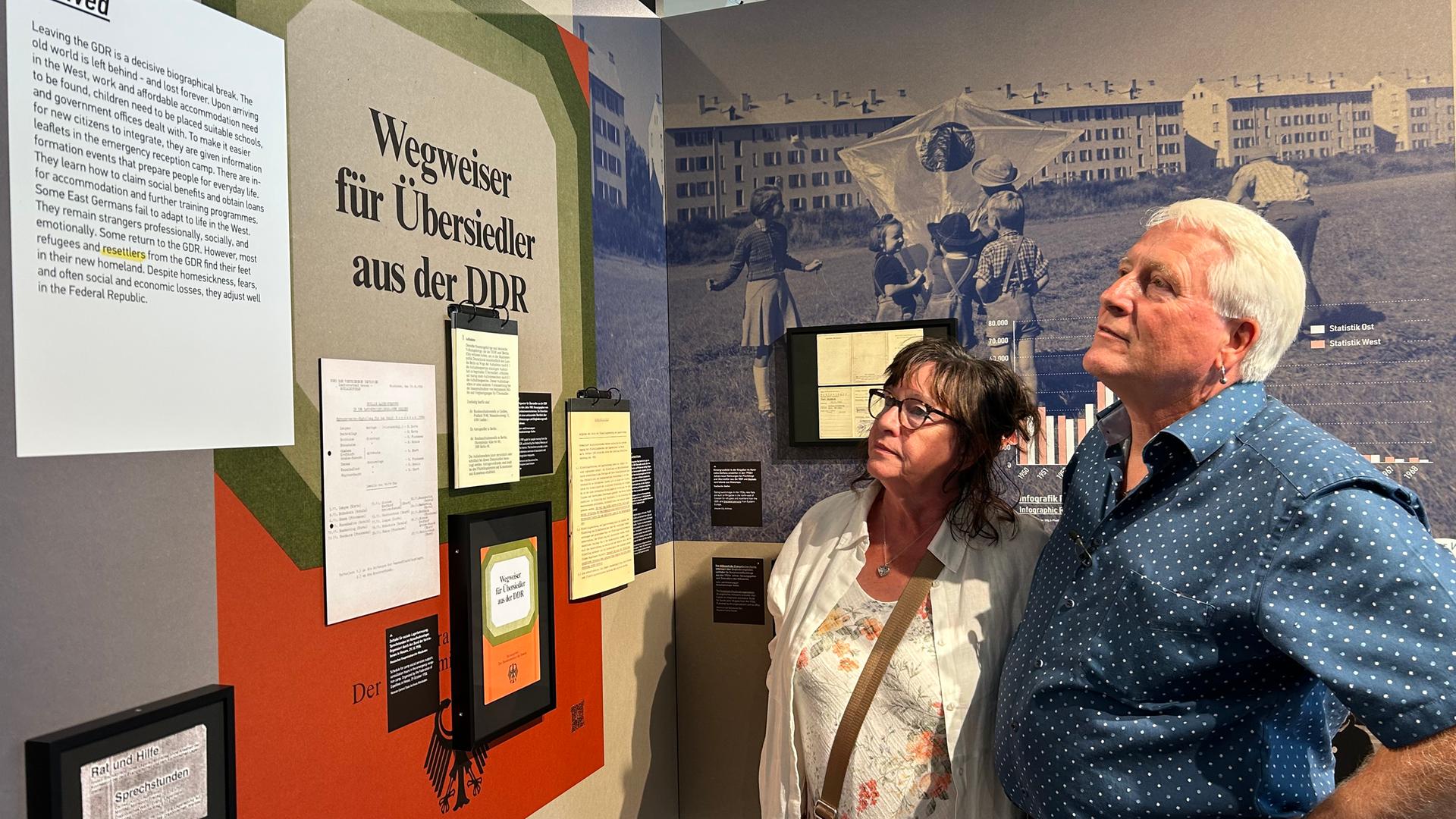 Henry und Doris Bäz betrachten die Dokumentation in der Gedenkstätte. 