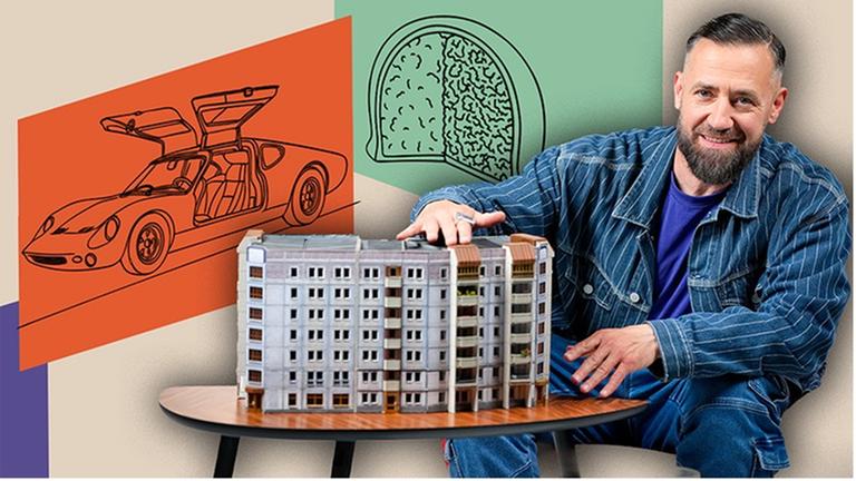 Ein bunte Collage mit Graphiken und dem Musiker Bürger Lars Dietrich, der auf ein Modell eines Plattenbaus zeigt. 