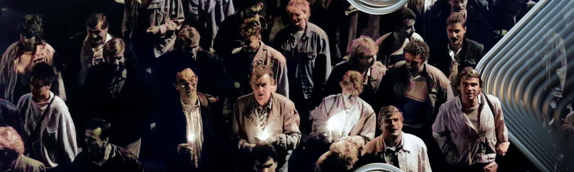 Demonstranten tragen Kerzen und symbolisieren so die friedliche Demonstration bei einer sogenannten Montagsdemo in Leipzig, aufgenommen am 23.10.1989