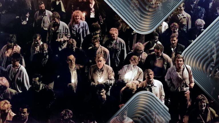 Demonstranten tragen Kerzen und symbolisieren so die friedliche Demonstration bei einer sogenannten Montagsdemo in Leipzig, aufgenommen am 23.10.1989.
