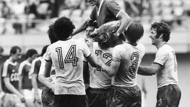 Die DDR-Spieler Hartmut Schade (14), Gerd Kische (12), Hans-Jürgen Dörner (3) und Wolfram Löwe (13) bejubeln bei Spielende ihren Trainer Georg Buschner (oben) und tragen ihn auf den Schultern. Die DDR-Elf gewinnt am 27.7.1976 in Montreal das Halbfinale des Olympischen Fußballturniers gegen die UdSSR mit 2\1 und steht damit im Endspiel, das vier Tage später mit 3\1 gegen Polen gewonnen wird. 