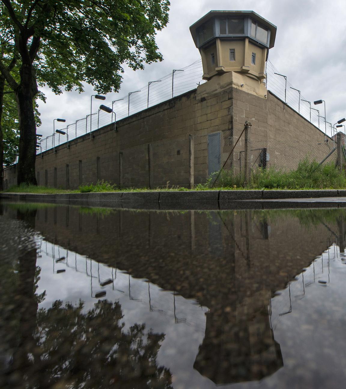 stasiopfer-gedenkstaette in berlin-hohenschoenhausen hinter einer Pfüze
