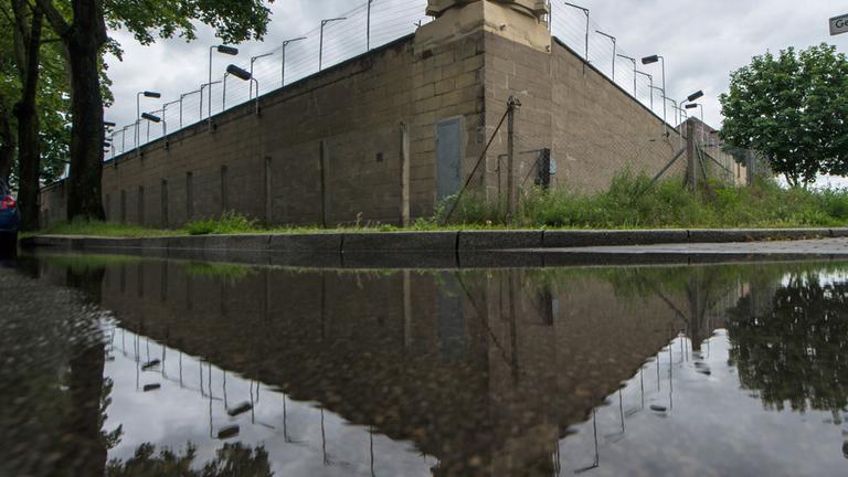 stasiopfer-gedenkstaette in berlin-hohenschoenhausen hinter einer Pfüze