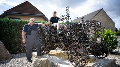 Opa-Enkel-Duo baut DDR-Traktor nach