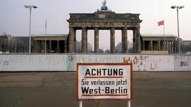 Archiv: "Achtung, sie verlassen jetzt West-Berlin" - Warnschild an der Berliner Mauer vor dem Brandenburger Tor