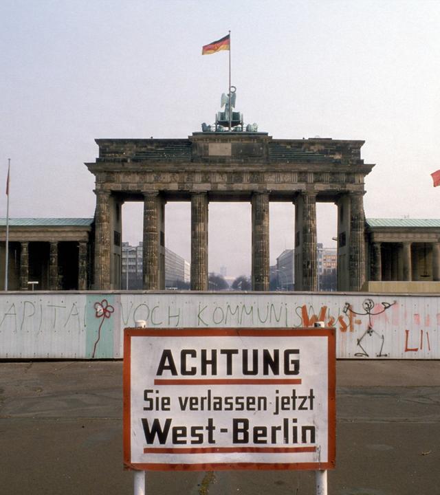 Archiv: "Achtung, sie verlassen jetzt West-Berlin" - Warnschild an der Berliner Mauer vor dem Brandenburger Tor