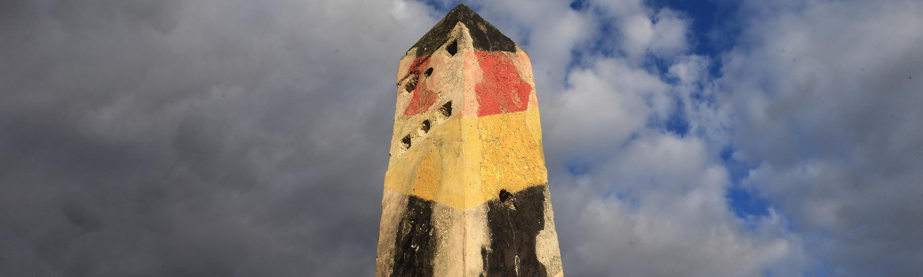 ein verwitterter grenzpfosten der ddr auf dem gelaende des grenzdenkmals in hoetensleben an der frueheren innerdeutschen grenze.