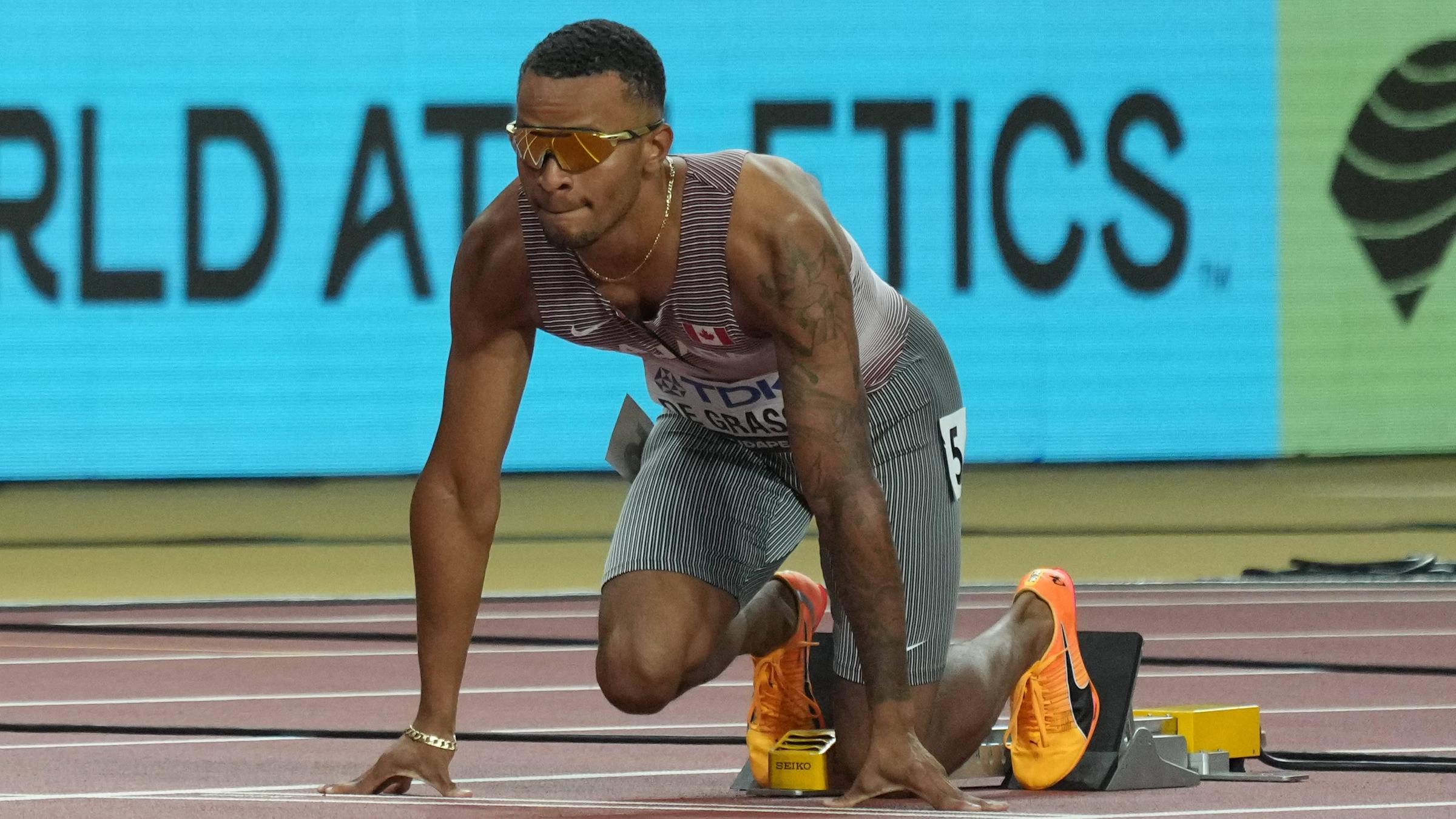 Sprint-Star Andre De Grasse trägt die Fahne für Kanada. Der 29-Jährige bei den Spielen in Tokio Olympiasieger über 200m. 