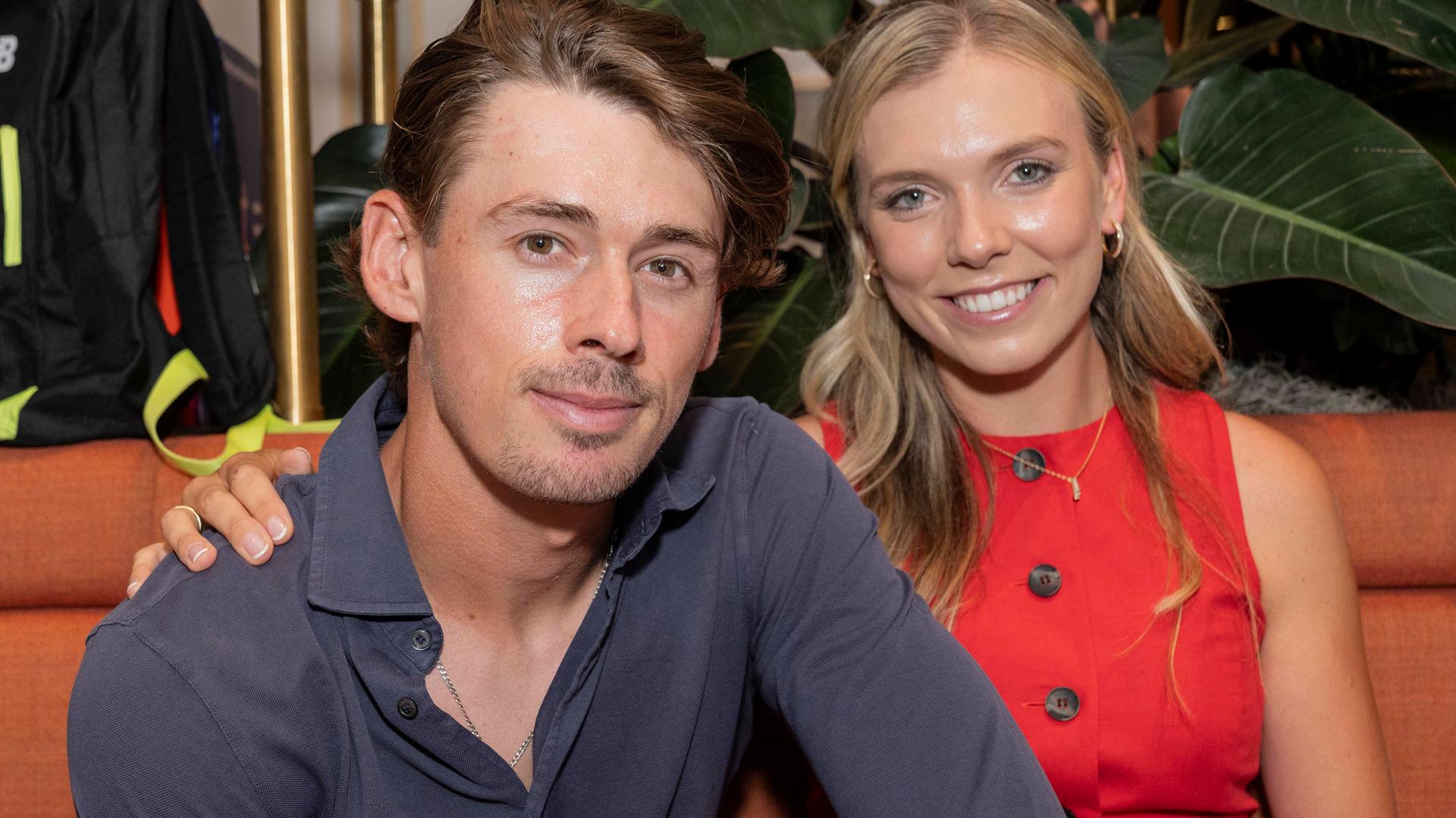 Die Tennisprofis Katie Boulter und Alex de Minaur sitzen im Park Terrace Hotel in New York nebeneinander