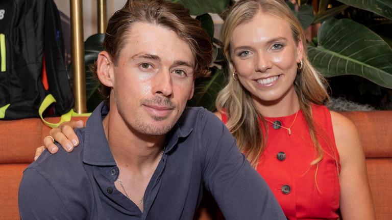 Die Tennisprofis Katie Boulter und Alex de Minaur sitzen im Park Terrace Hotel in New York nebeneinander
