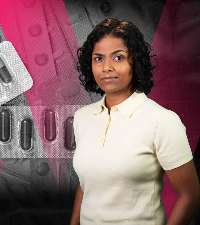 Kaja Adchayan mit Tabletten im Hintergrund