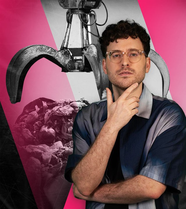 Max Humpert steht mit verschränkten Armen am rechten Rand einer stilisierten Grafik und berührt mit einer Hand sein Kinn. Links von ihm ist ein geöffneter Greifarm einer Entsorgungsmaschine über einer großen Menge Abfall zu sehen. Kräftige pinkfarbene Streifen und dunkle Flächen verleihen der Montage eine kontrastreiche Optik.