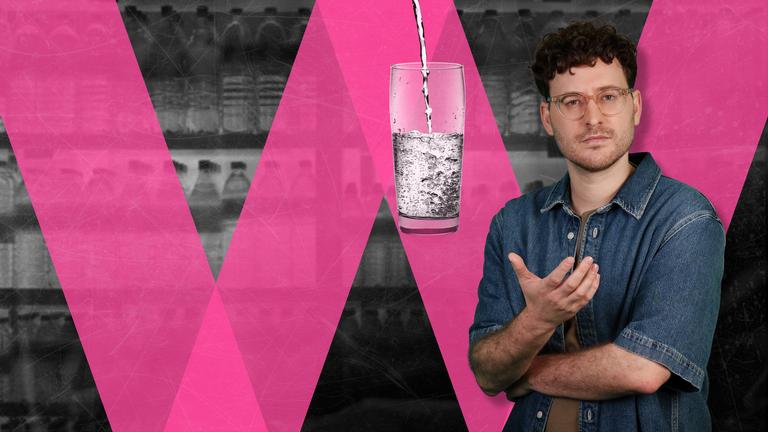 Max Humpert im Hintergrund ein Glas mit Wasser