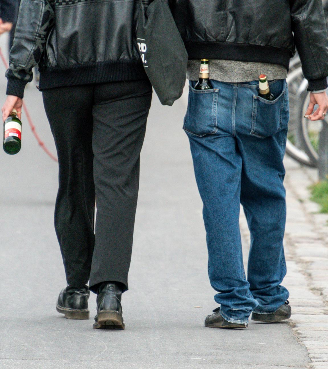 Junge Leute tragen Bierflaschen in den Hosentaschen (Archivbild)