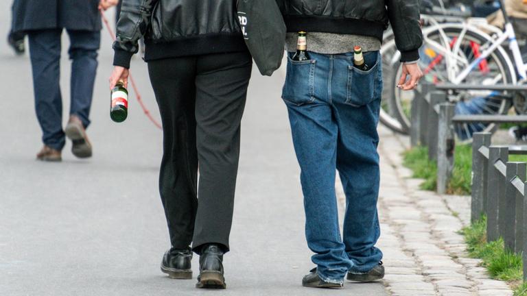 Junge Leute tragen Bierflaschen in den Hosentaschen (Archivbild)
