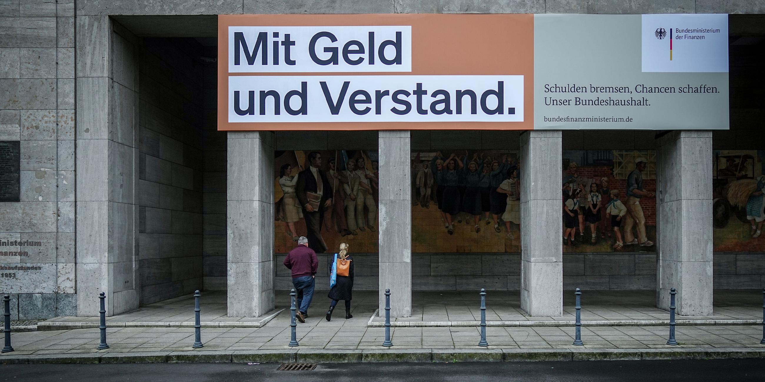  Ein Plakat mit der Aufschrift "Mit Geld und Verstand. Schulden bremsen, Chancen schaffen." hängt über dem Eingang zum Bundesministerium der Finanzen.